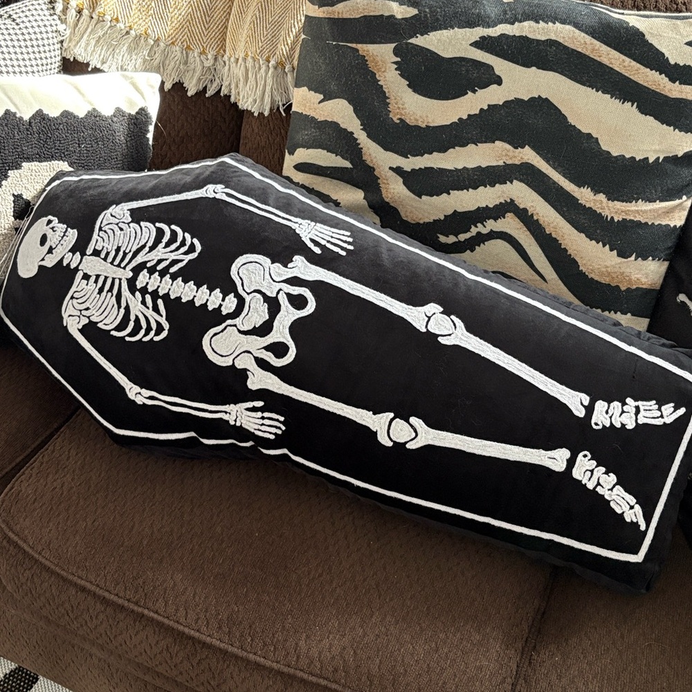 🆕Viral En Vogue Huge Skeleton Pillow - Picture 10 of 10
